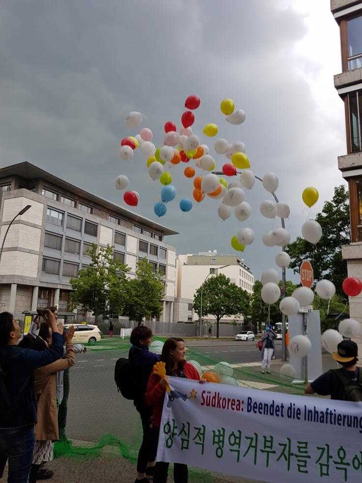 Globos lanzados en protestas del Día Internacional de Objetores de Conciencia