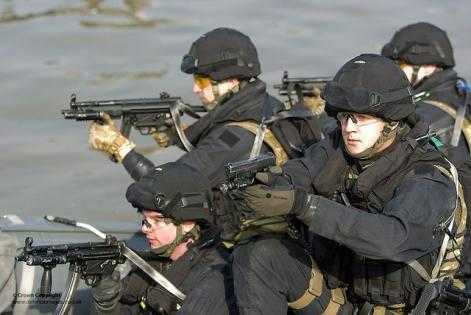 police armée britannique à l'entrainement pour les Jeux olympique de Londres en 2012 - source: https://www.flickr.com/photos/defenceimages/6836476722/