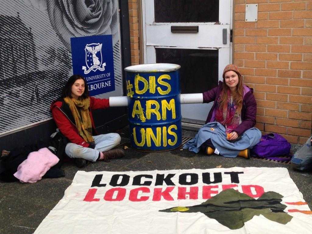 Estudiantes activistas bloquean una puerta en la Universidad de Melbourne