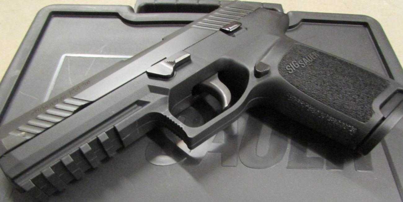 Una pistola Sig Sauer P320. Fotografía de:  wikipedia/Texaswarhawk, CC4.0