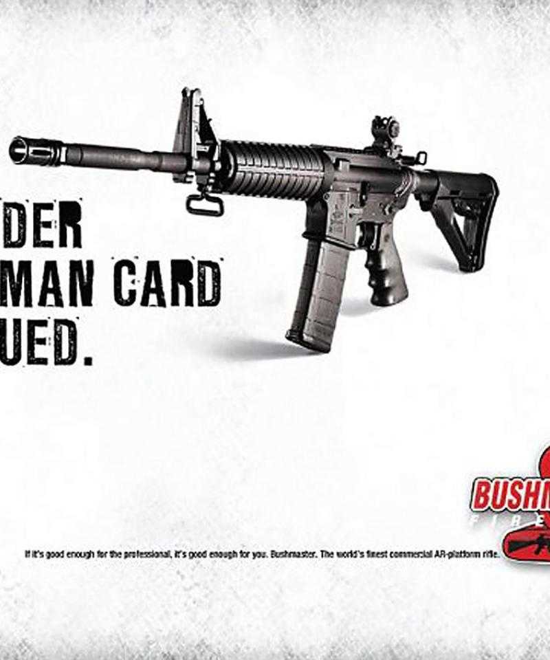 Publicidad utilizada por Remington, un fabricante de rifles. El anuncio muestra un rifle, y la leyenda "considera la tarjeta de hombre reeditada"