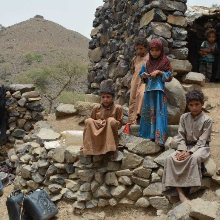 Niños en Yemen de pie fuera de la casa