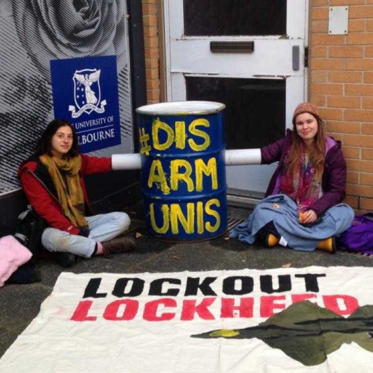 Estudiantes activistas bloquean una puerta en la Universidad de Melbourne
