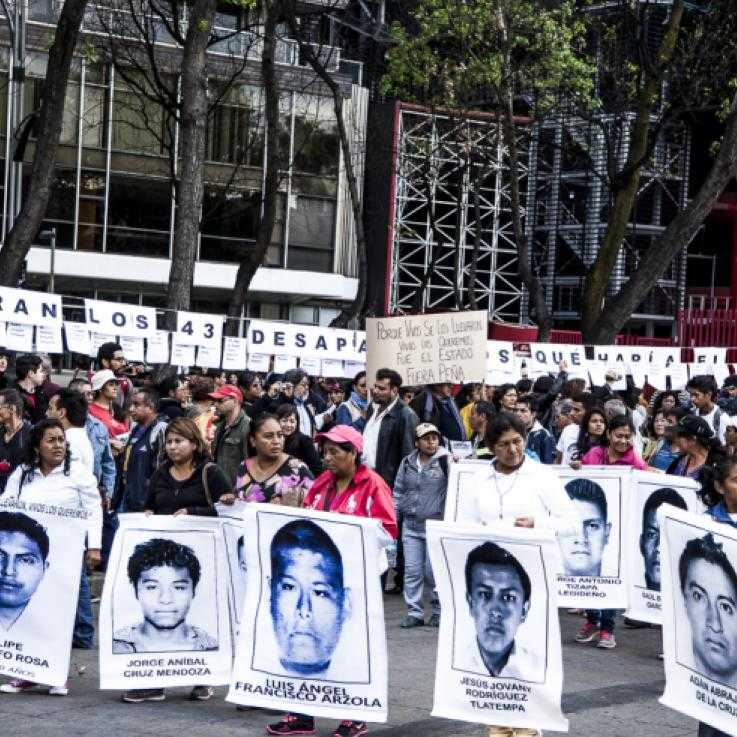 Un grupo de personas en un manifestación por 43 estudiantes de Ayotzinapa