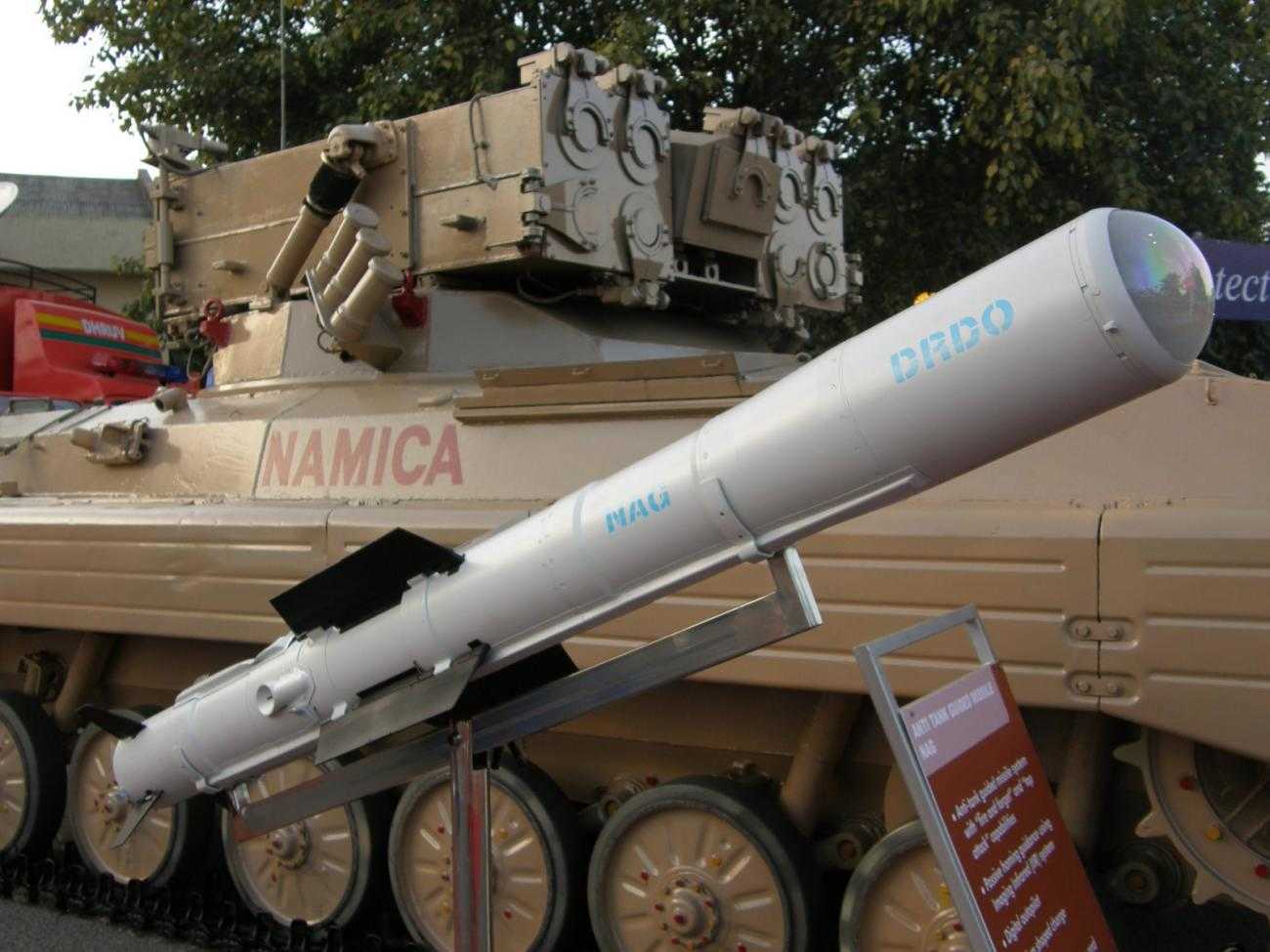 El misil antiataque Nag y la plataforma de lanzamiento (NAMICA) expuestos en la Feria Internacional de Armas Terrestres y Navales DEFEXPO-2008 en Delhi. Fuente: Ajai Shukla/Wikipedia. CC2.5