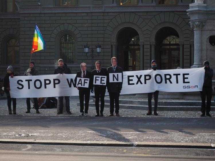 Activistas de GSoA junto a una pancarta que reza «Paremos la exportación de armas»