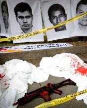 Imágenes de los asesinados o desaparecidos en México. Una pistola de juguete cubierta de sangre está en primer plano, y la cinta de la "escena del crimen" está cruzada.