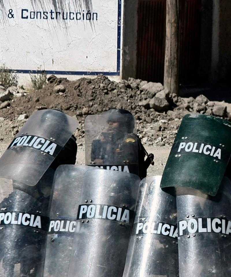 Policías sosteniendo escudos frente a la mina Tintaya en Perú