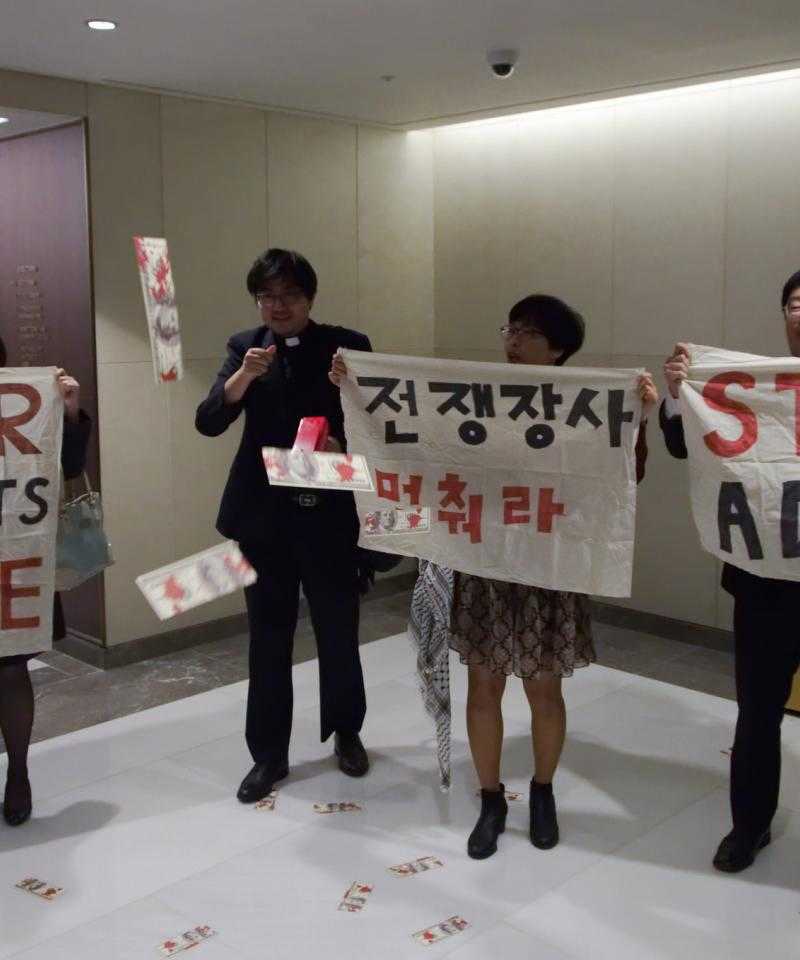 Un grupo de activistas irrumpen en la feria armamentística (ADEX) en Corea del Sur. Foto: World Without War]