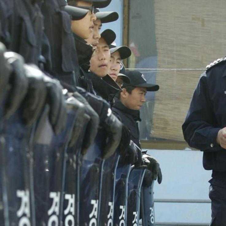 Policías reclutados a la fuerza se forman en fila para formar una barricada frente a la estación del metro de la municipalidad en Seúl, durante una protesta contra un ejercicio militar anfibio conjunto realizado por los marines de Estados Unidos y los Cuerpos de Marina de la República de Corea