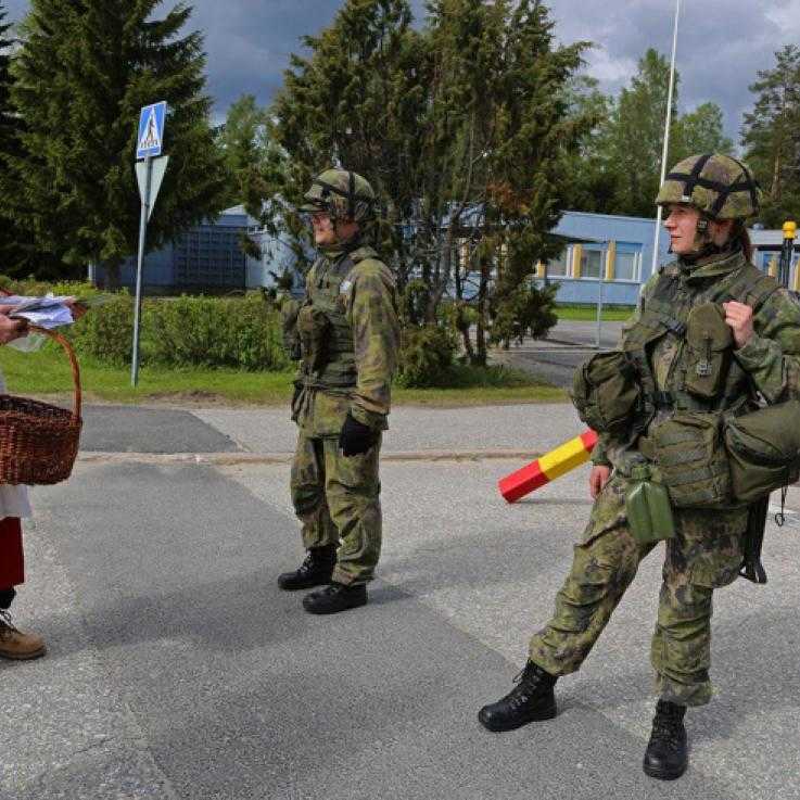 Un activiste approche des soldats armés