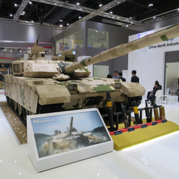 Un tanque de batalla VT-4 en exhibición en la feria de armas IDEX. Foto: Mztourist, CC 4.0